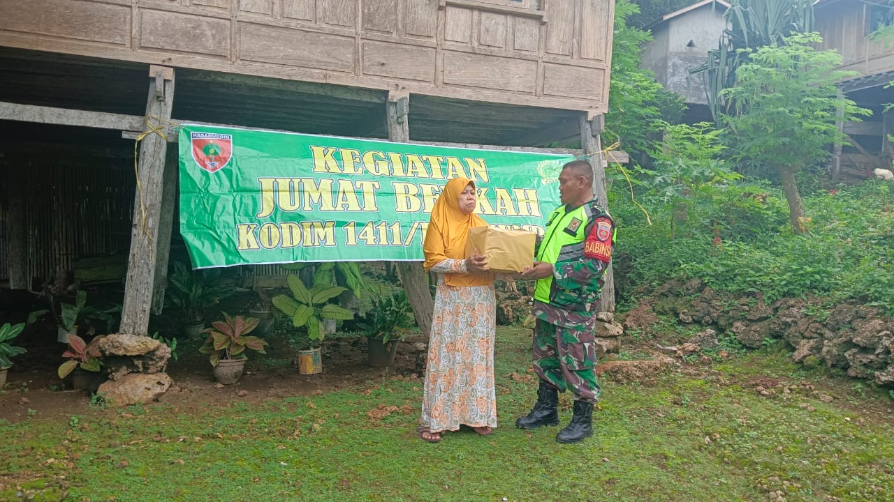 Jumat Berkah, Babinsa Pakubalaha Berbgai Sembako Kepada Warga Kurang Mampu