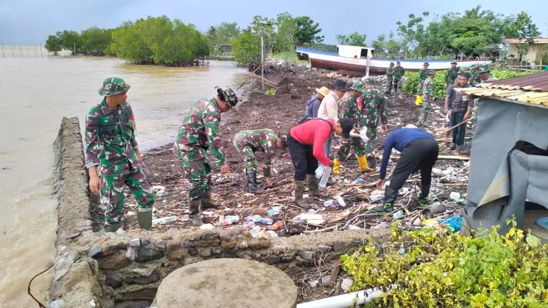 Koramil 1406-10/Pitumpanua Gelar Karya Bakti Pembersihan Pantai Bangsalae