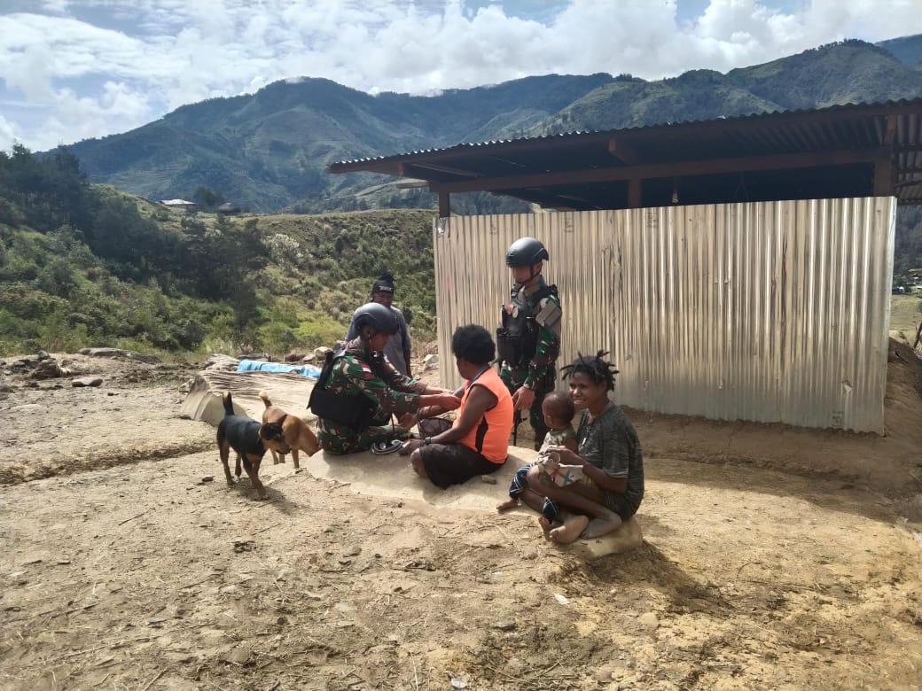 Jajaran Satgas Yonif 721/Mks Laksanakan Patroli Kesehatan Di Lanny Jaya