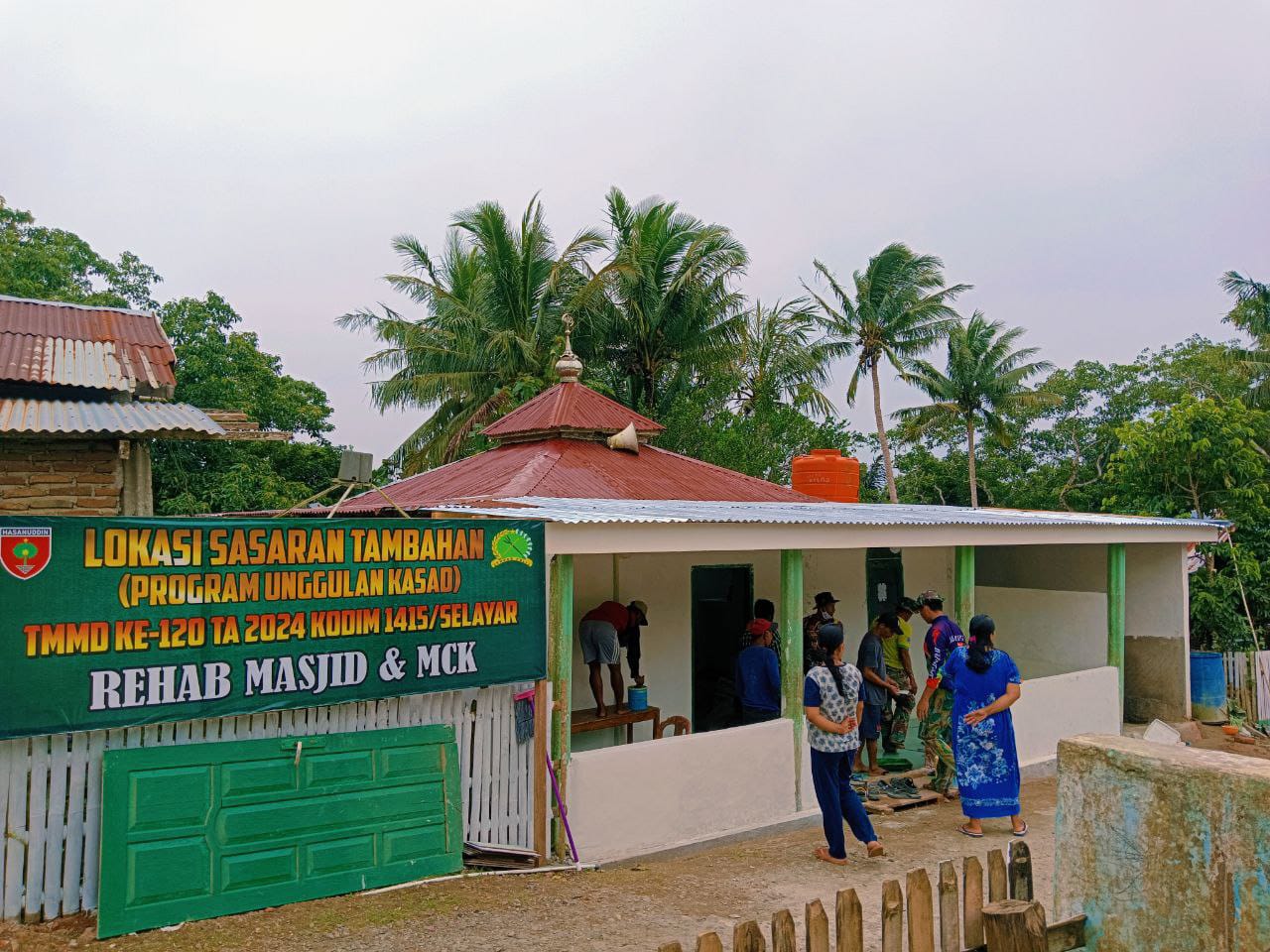 Bentuk Keikhlasan Dan Peran Aktif Warga Membantu Pengerjaan Rehab Masjid TMMD Ke-120 Kodim Selayar