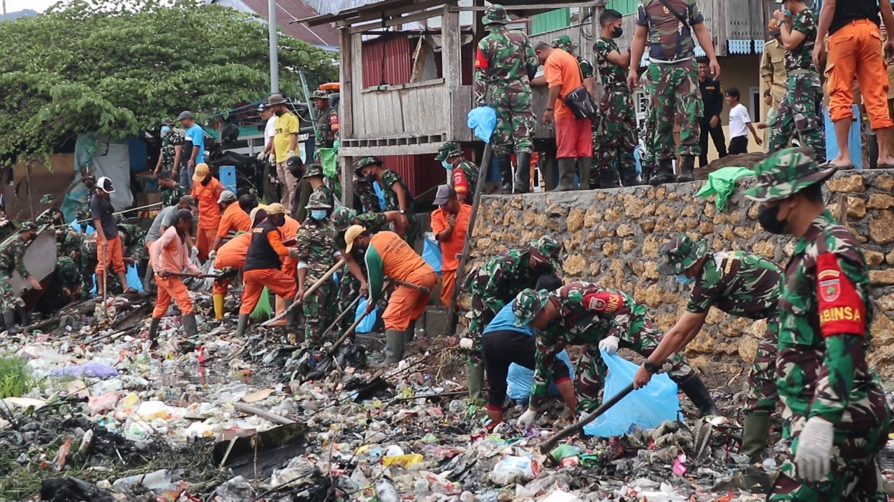 Bersatu dengan Alam, Kodim 1418/Mamuju, Pemda dan masyarakat Kampung Nelayan laksanakan pembersihan Muara Sungai