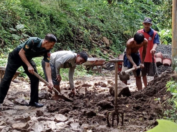 Bangun Silaturahmi, Babinsa Desa Tamatto Bantu Warga Perintisan Jalan Tani