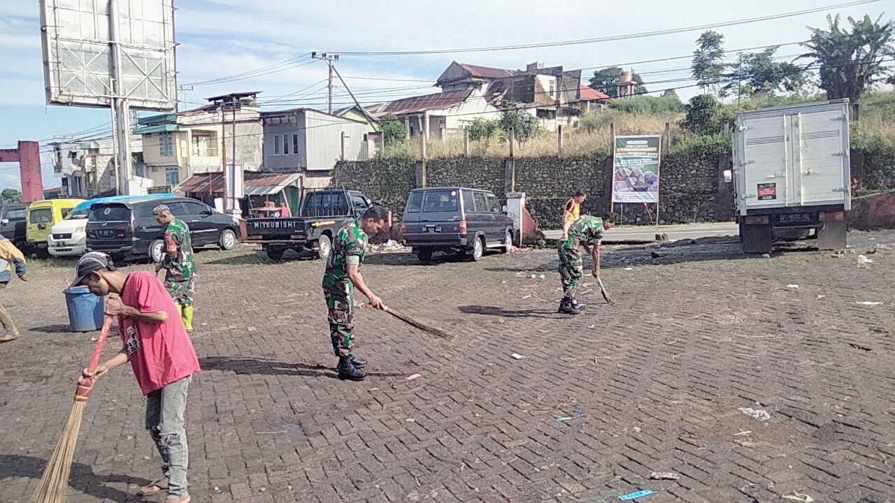 Sinergi TNI-Polri, Koramil dan Polsek Tinggimoncong Bersihkan Pasar Malino