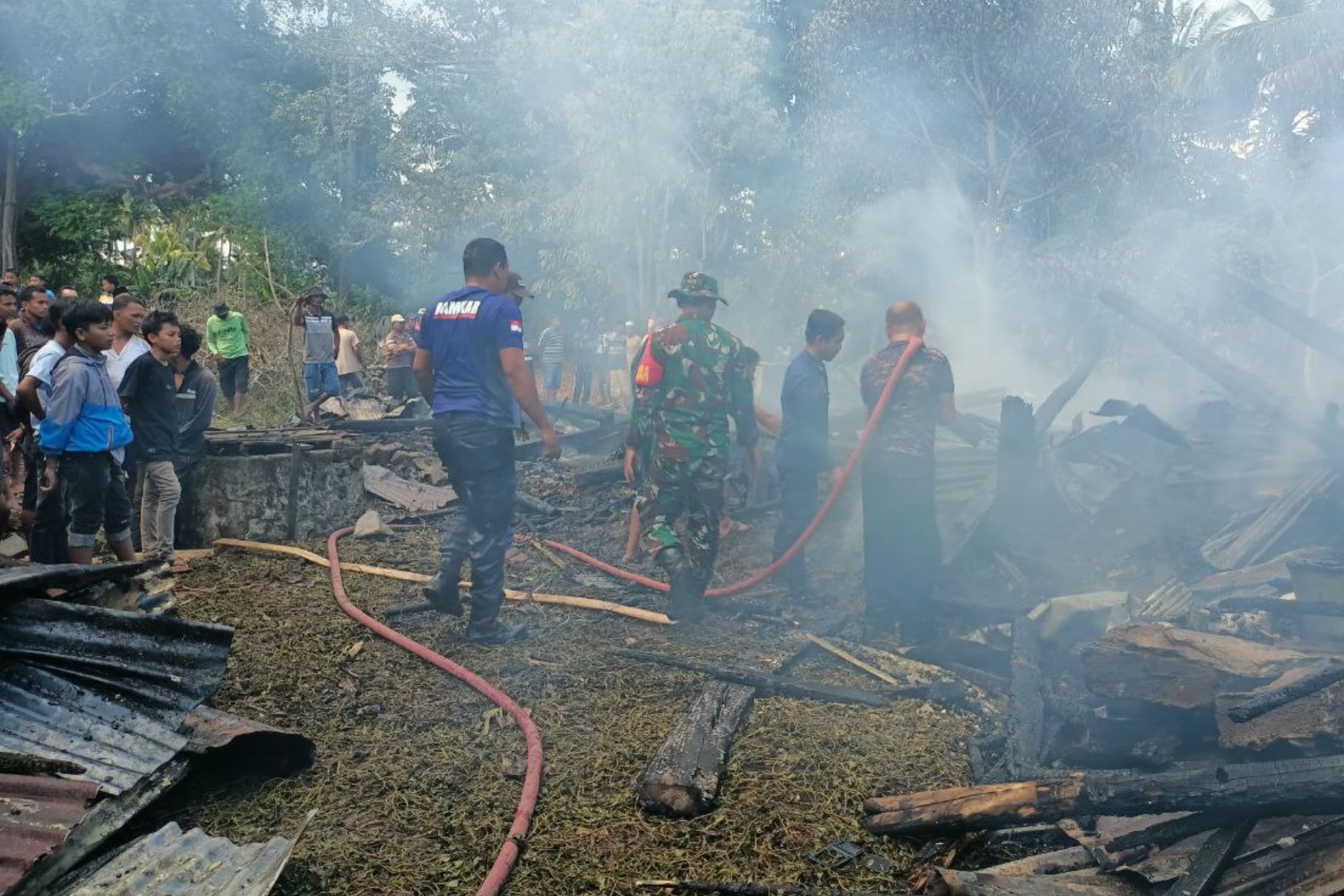 Babinsa Kodim Jeneponto Kembali Menunjukkan Aksinya Bantu Warga Padamkan Si Jago Merah