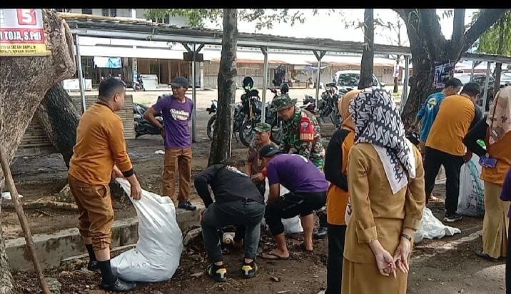 Personel 06/Panca Rijang bersama Lurah Panca Rijang gelar karya bakti di Pasar Sentral Rappang.