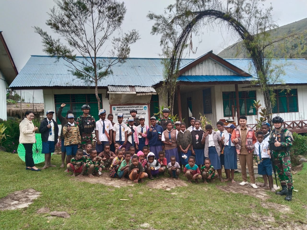 Bentuk Perhatian Prajurit Rusa Hitam 721 Kunjungi Sekolah Bagikan Sarapan Sebelum Kegiatan Belajar Dimulai
