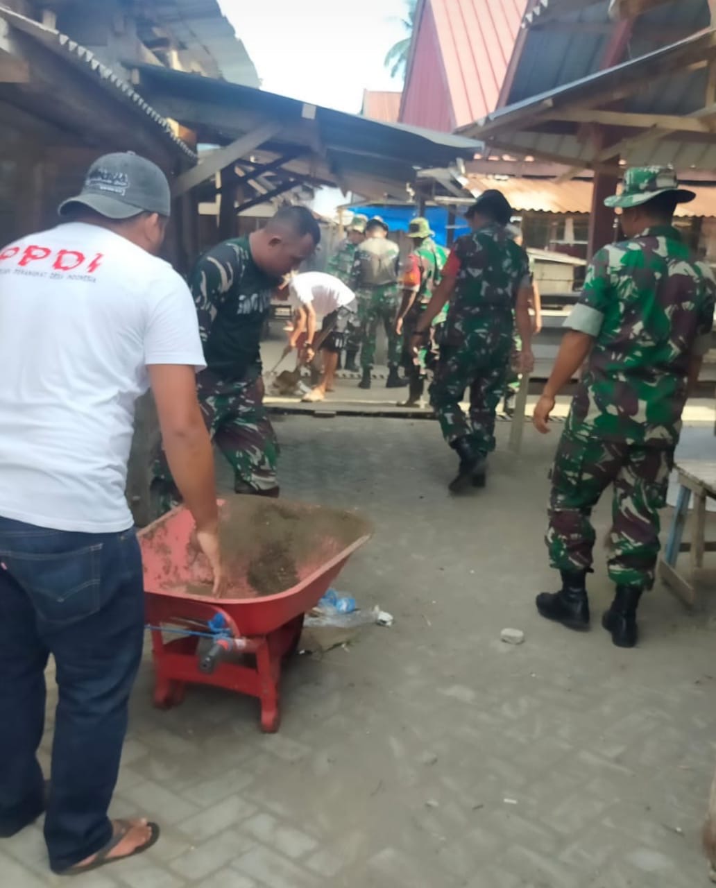 Cinta Kebersihan, Kormil 1411-06/Bontotiro Bersama Masyarakat Bersihkan Pasar Tradisional