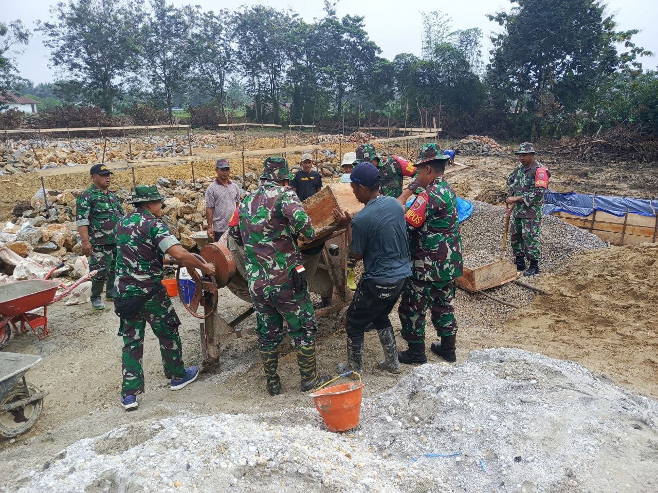 Anggota Babinsa Koramil Landono Dukung Pembangunan Gereja Di Wilayah