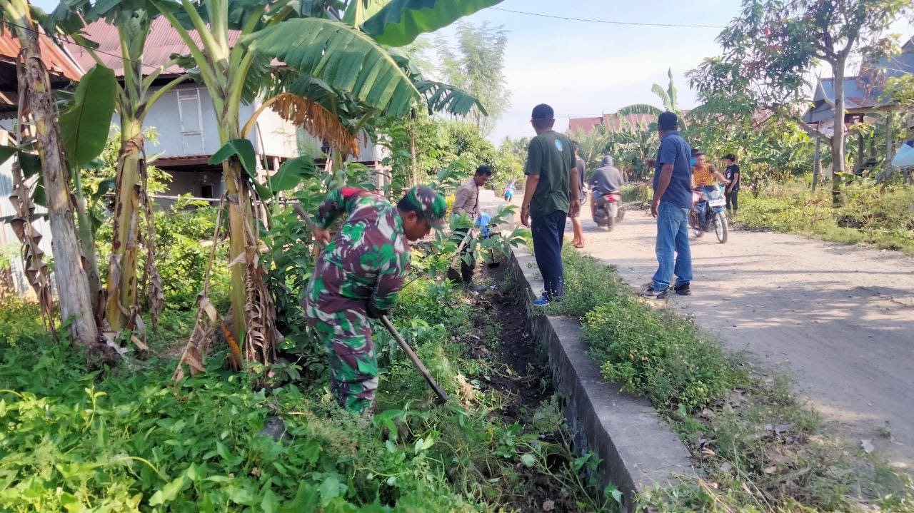 Gotong royong oleh Koramil 1420-07/Baranti Cerminan sikap Teritorial.