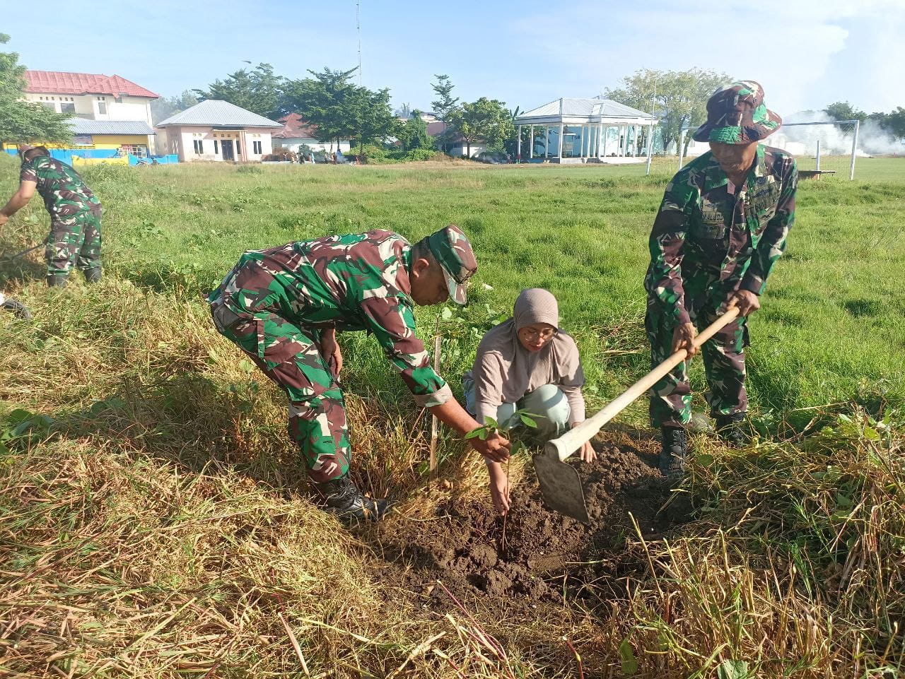 Dukung Penghijauan Di Wilayah, Anggota Koramil 1426-03/Galut Bersama Warga Masyarakat Tanam Pohon