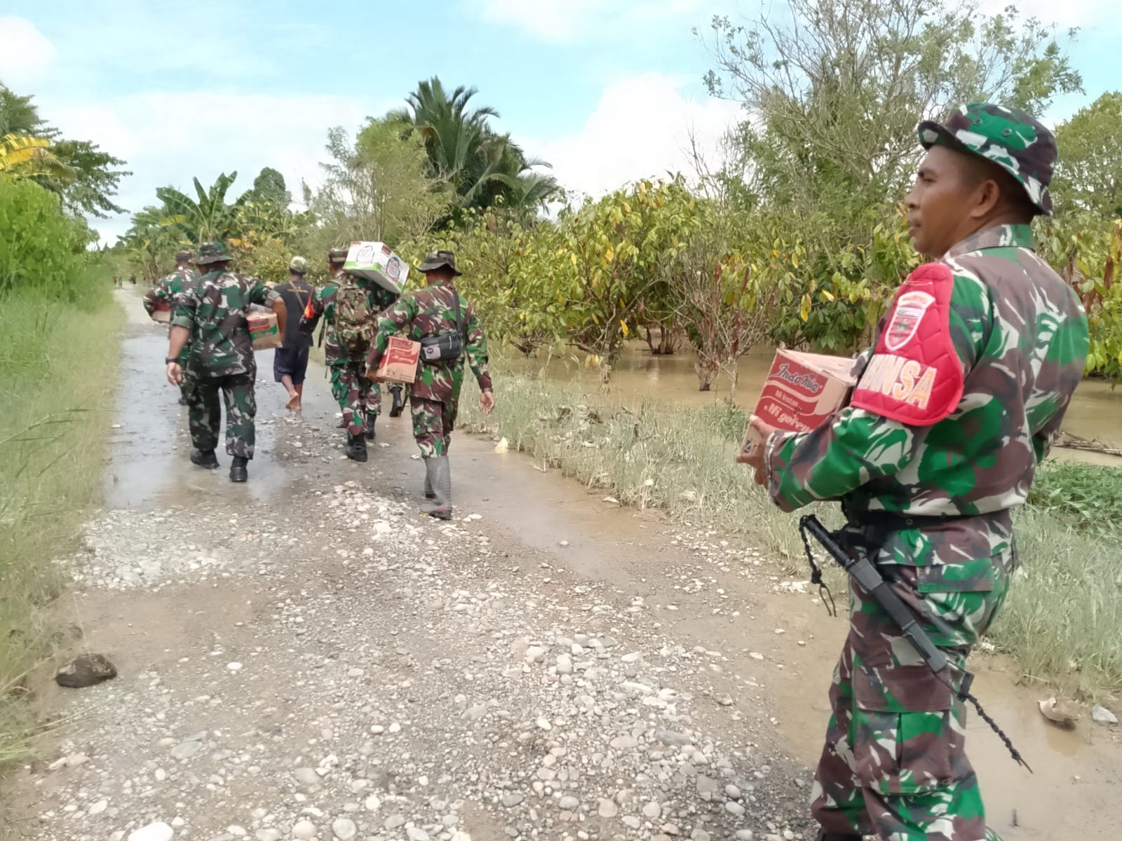 Personel Kodim 1403/PLP Distribusikan Bantuan Logistik dari Pangdam XIV/Hsn kepada Warga Korban Banjir di Luwu Utara