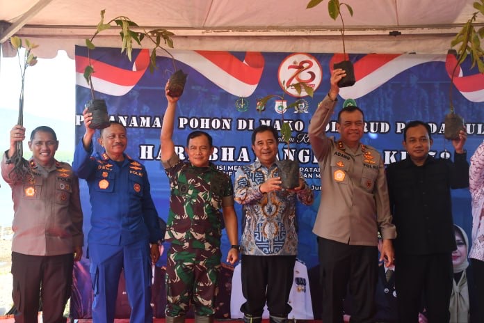 Dukung Ketahanan Pangan, Danrem 142/Tatag Hadiri Penanaman Pohon Dalam Rangka Hari Bhayangkara Ke-78