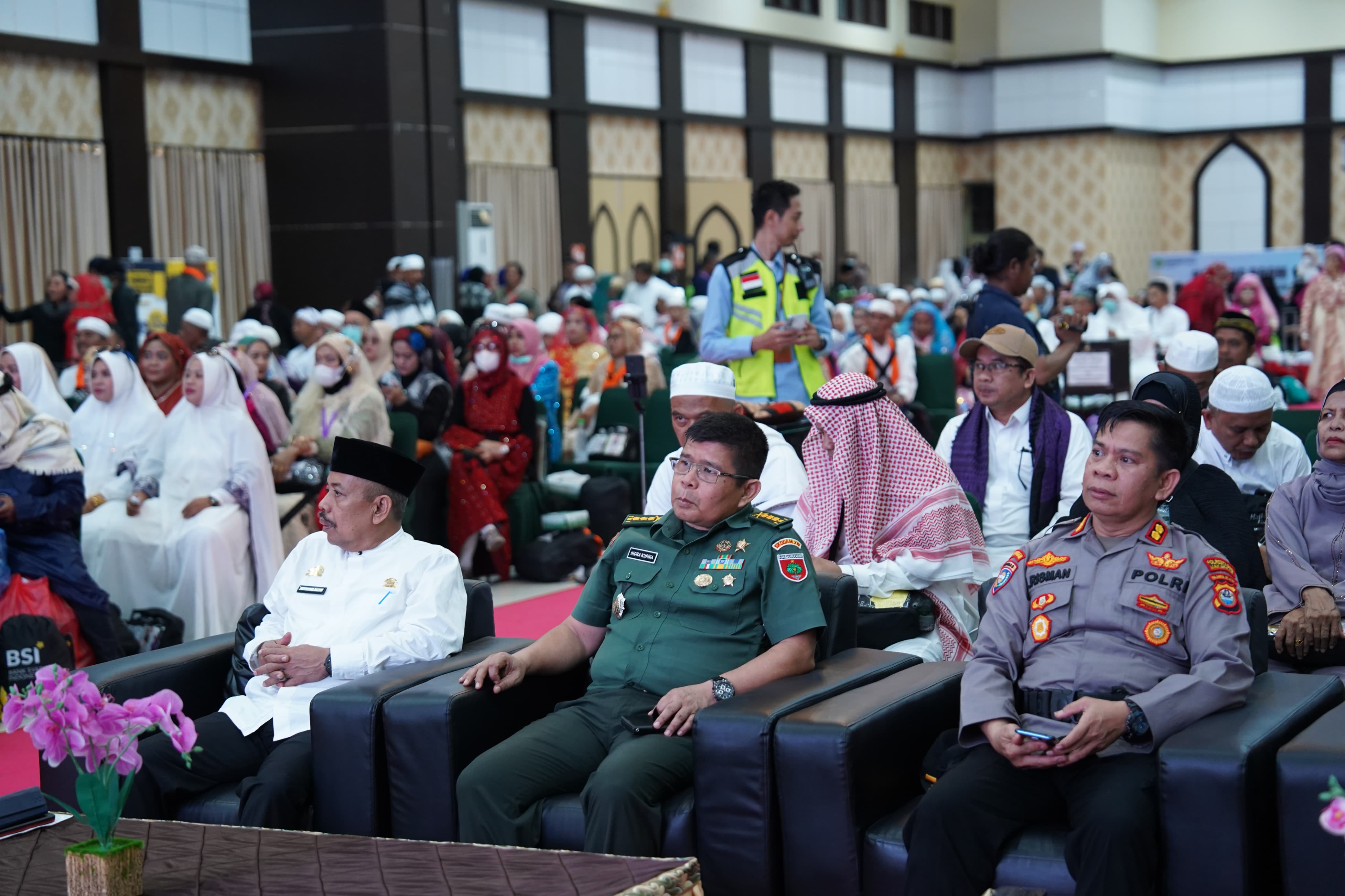 Pamen Ahli Bid. Ilpengtek Mewakili Pangdam Hadiri Penerimaan Kepulangan Jemaah Haji Kloter UPG 01 Embarkasi Makassar