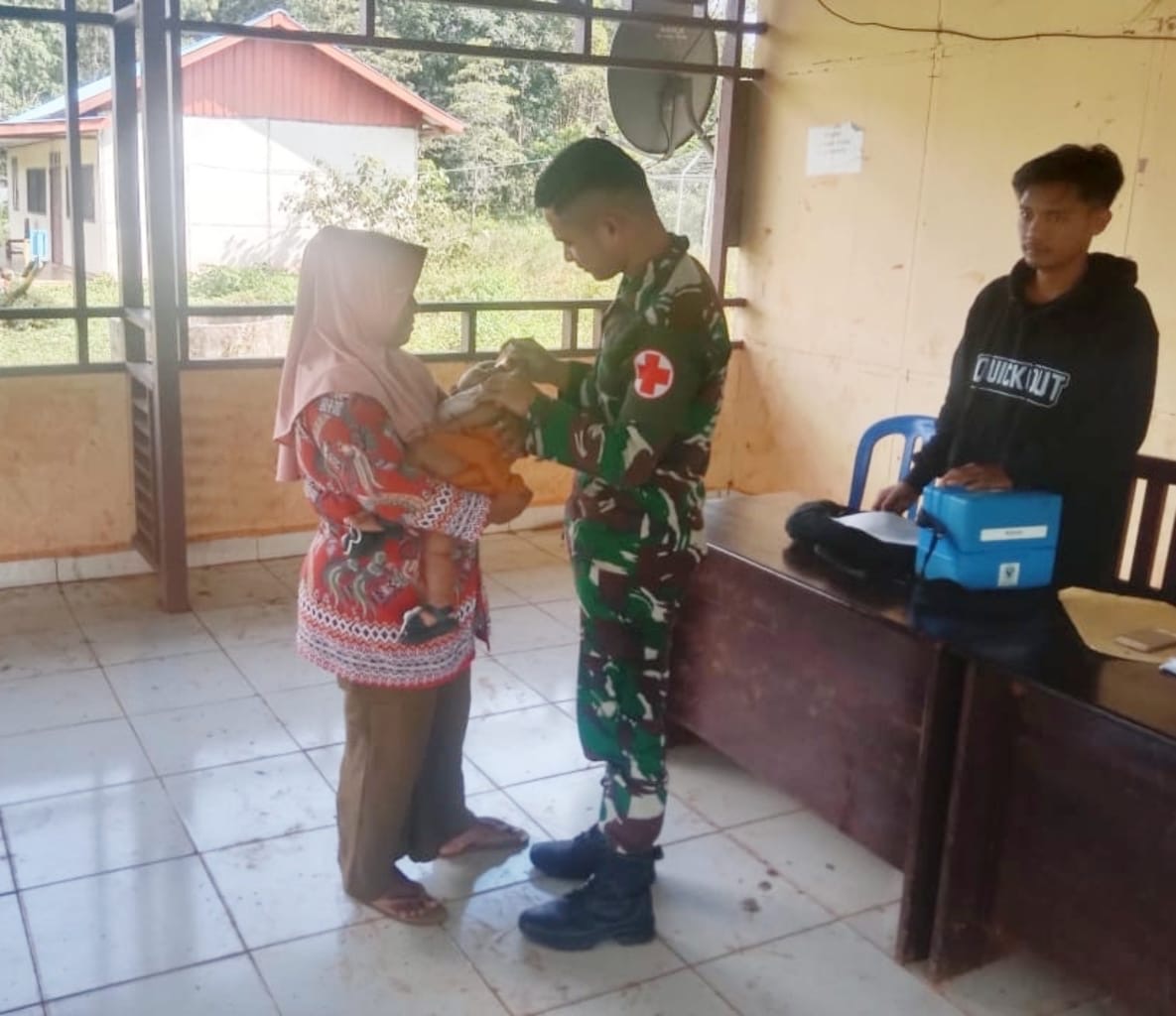 Cegah Dini Penyakit Polio Pada Balita, Satgas Yonif 726/Tml Dukung Imunisasi Nasional di Perbatasan