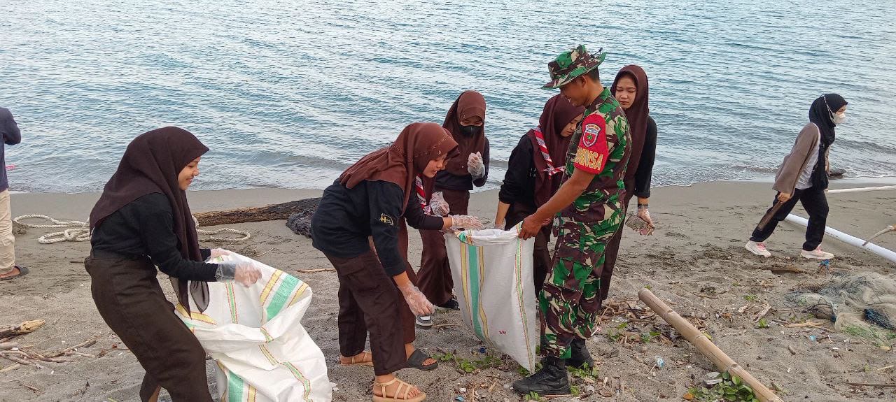 Peduli Kebersihan Lingkungan, Koramil-01/Suppa Kodim 1404/Pinrang Melaksanakan Pembersihan Pantai