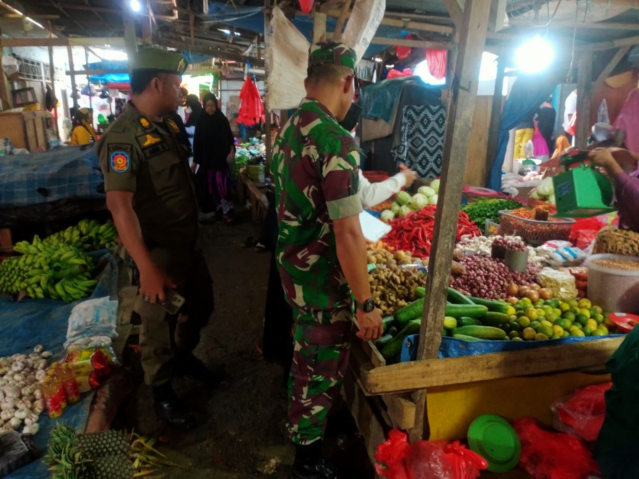 Babinsa Koramil 1420-05/Dua Pitue Monitoring Harga Sembako Di Pasar Tanrutedong