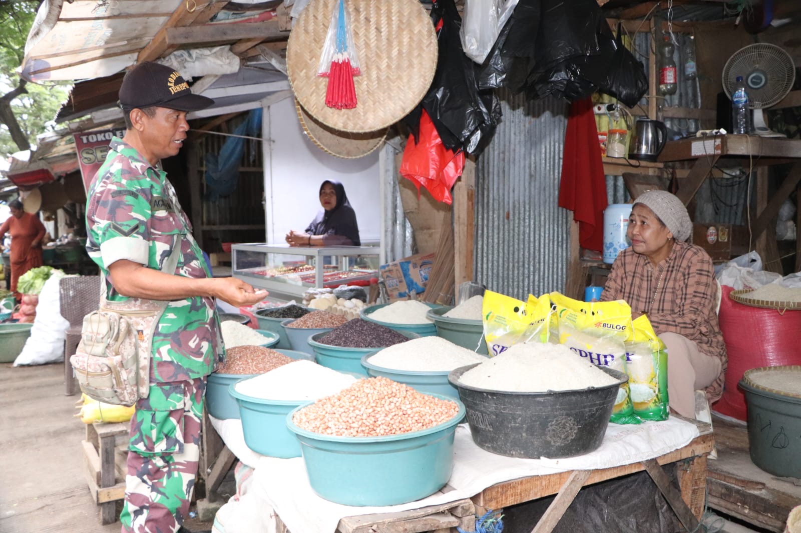 Jelang Idul Adha 2024, Babinsa Koramil Binamu Sambangi Pasar Pantau Perkembangan dan Harga Bahan Pokok