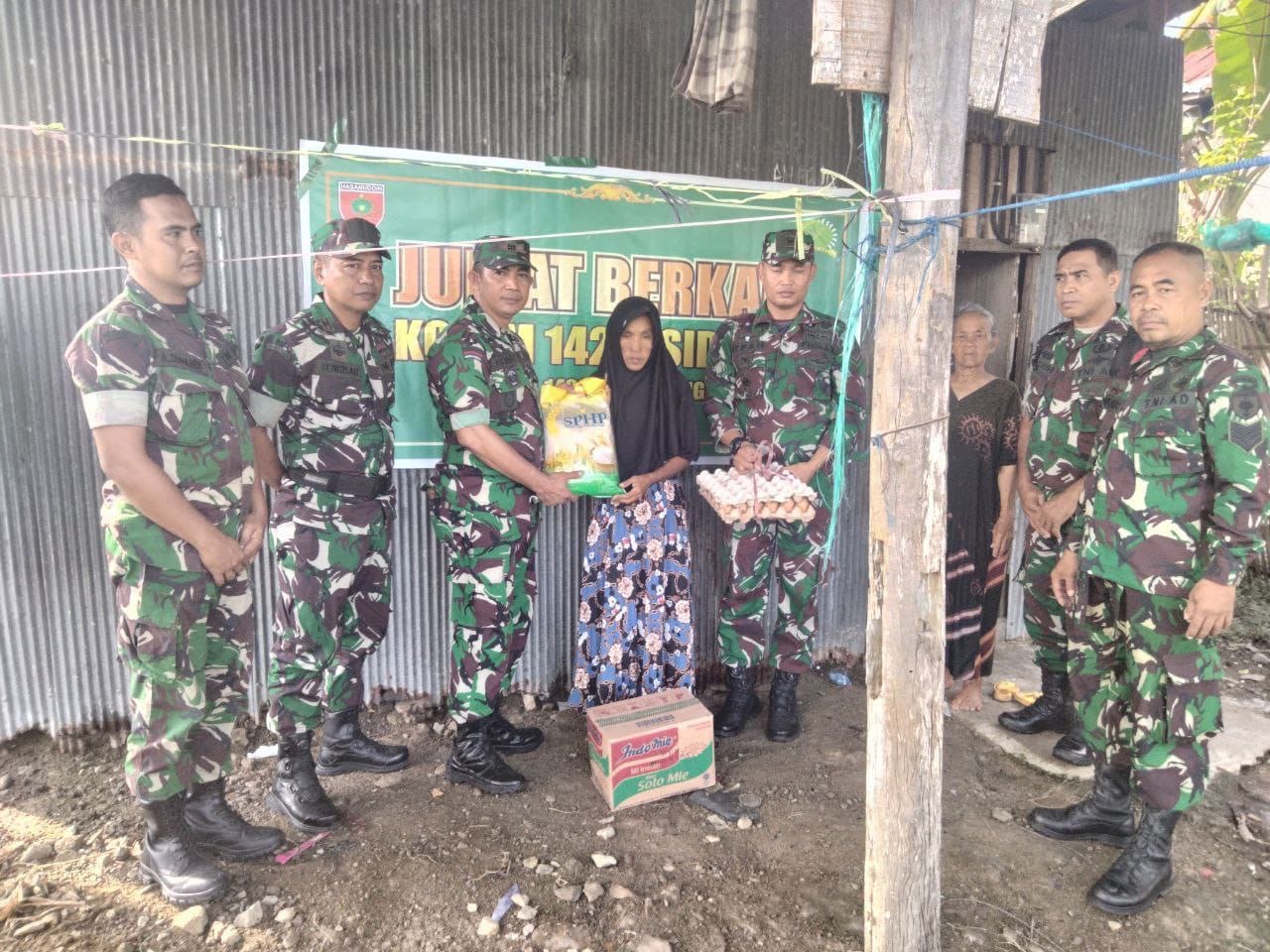 Jumat Berkah, Babinsa Koramil 1420-04/Watang Pulu Berbagi Sembako Kepada Warga