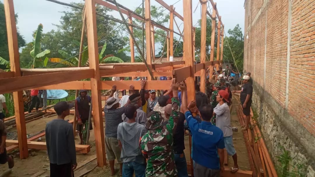 Personel Koramil 1406-03/Maniangpajo Bantu Masyarakat Dirikan Rumah Panggung