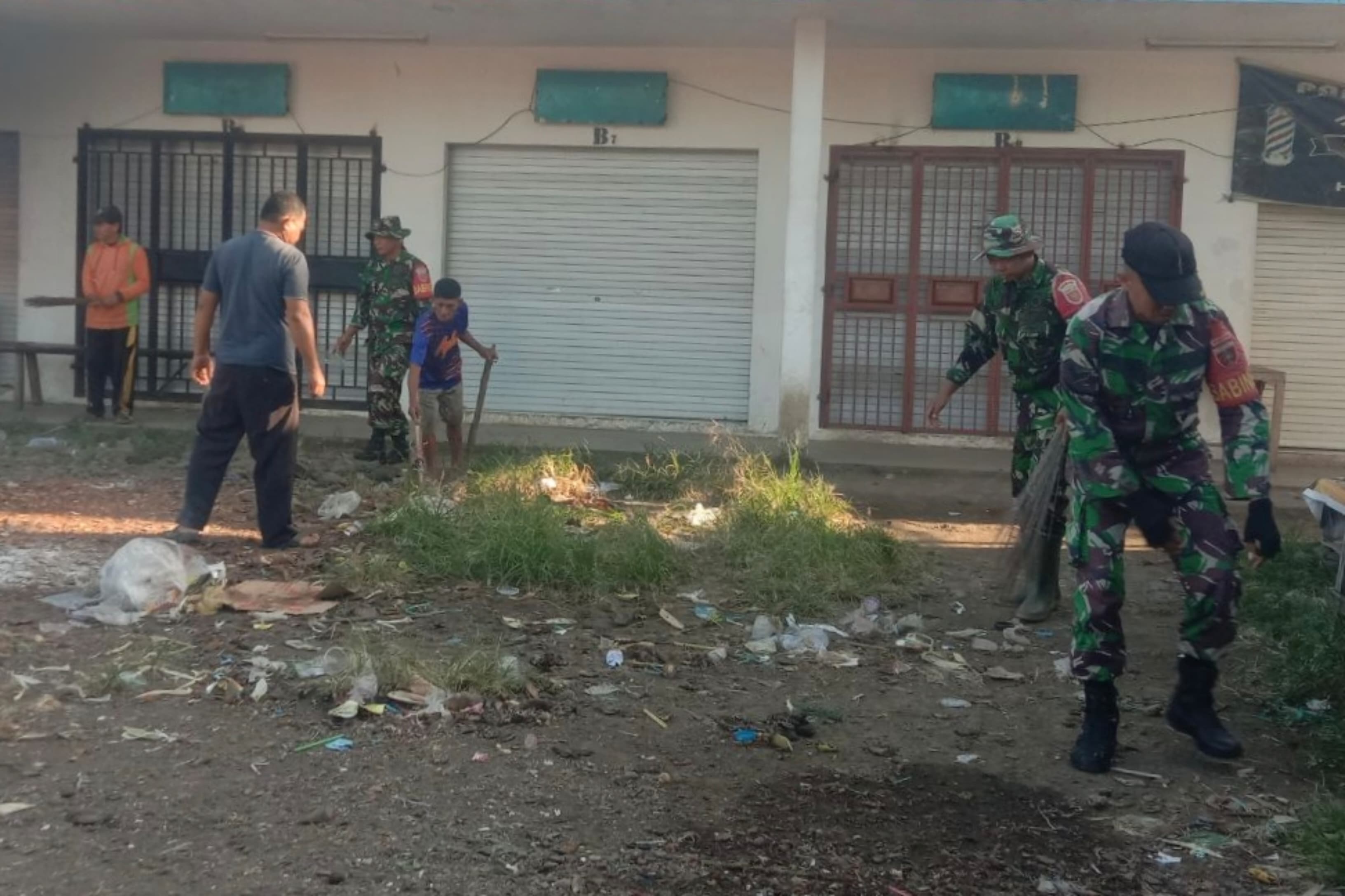 Aksi Kepedulian Lingkungan, Koramil Bangkala Gelar Gotong Royong Pembersihan Pasar