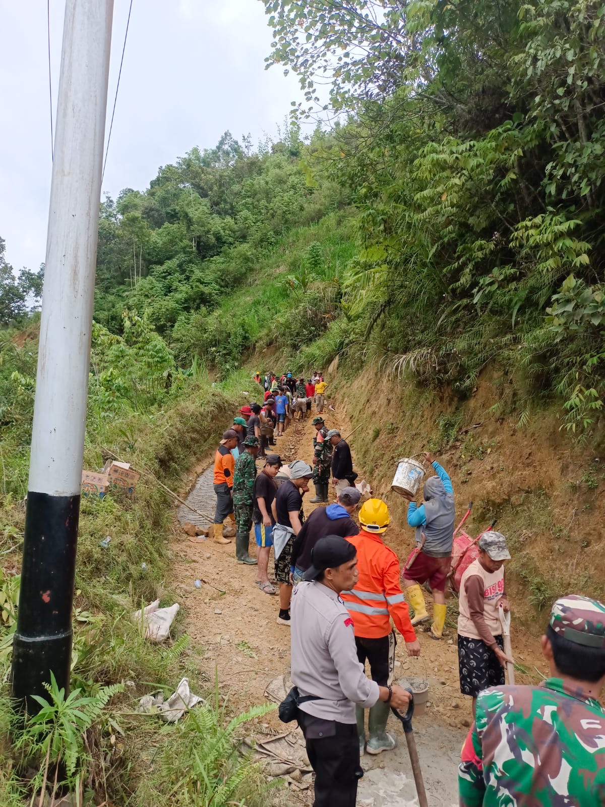 Permudah Angkut Hasil Pertanian, Babinsa Bantu Warga Pengecoran Jalan Pertanian dan pembuatan saluran air