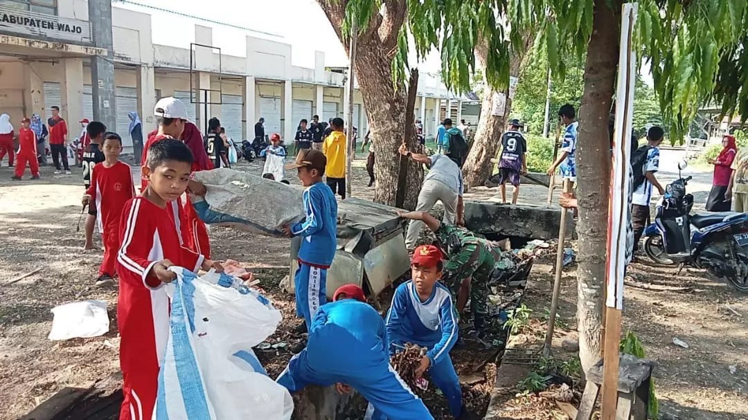 Koramil 1406-07/Takkalalla Gelar Karya Bhakti Bersama Polsek Bola dan Warga untuk Bersihkan Pasar Solo