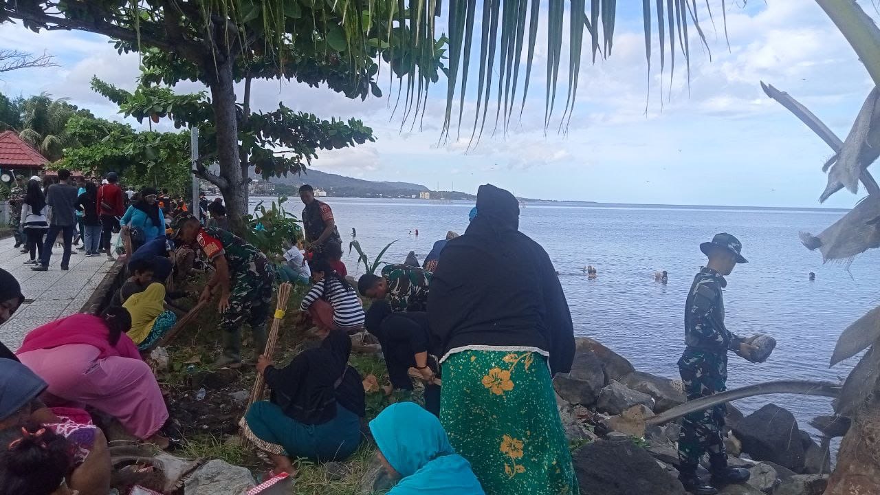 Personil Koramil 1405-01/Ujung Gelar Kerja Bhakti Bersama Warga di Pantai Taman Mattirotasi