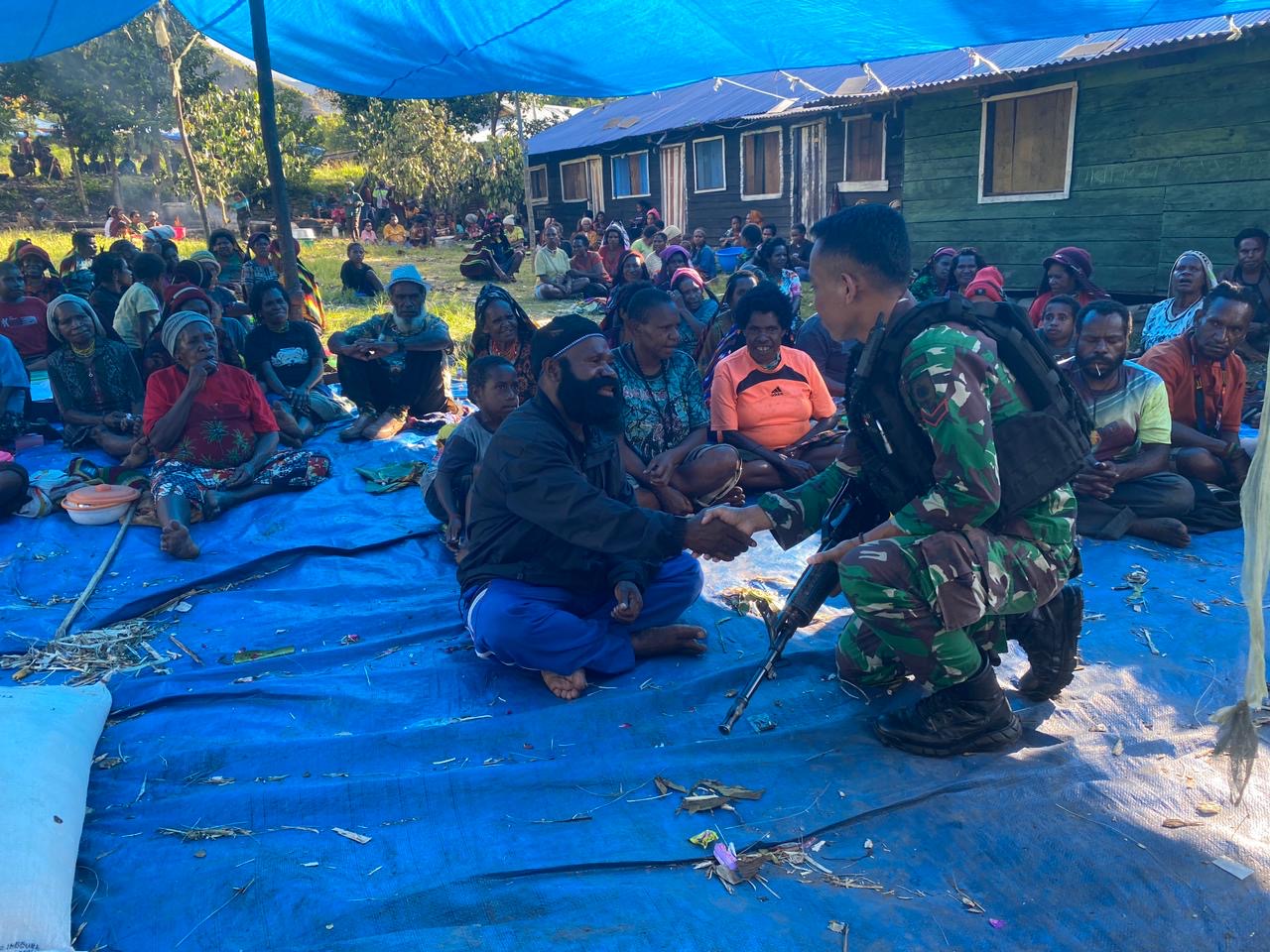 Bentuk Perhatian Satgas Yonif 721/Mks Berikan Bantuan Duka Cita Kepada Warga Kampung Kerena Papua