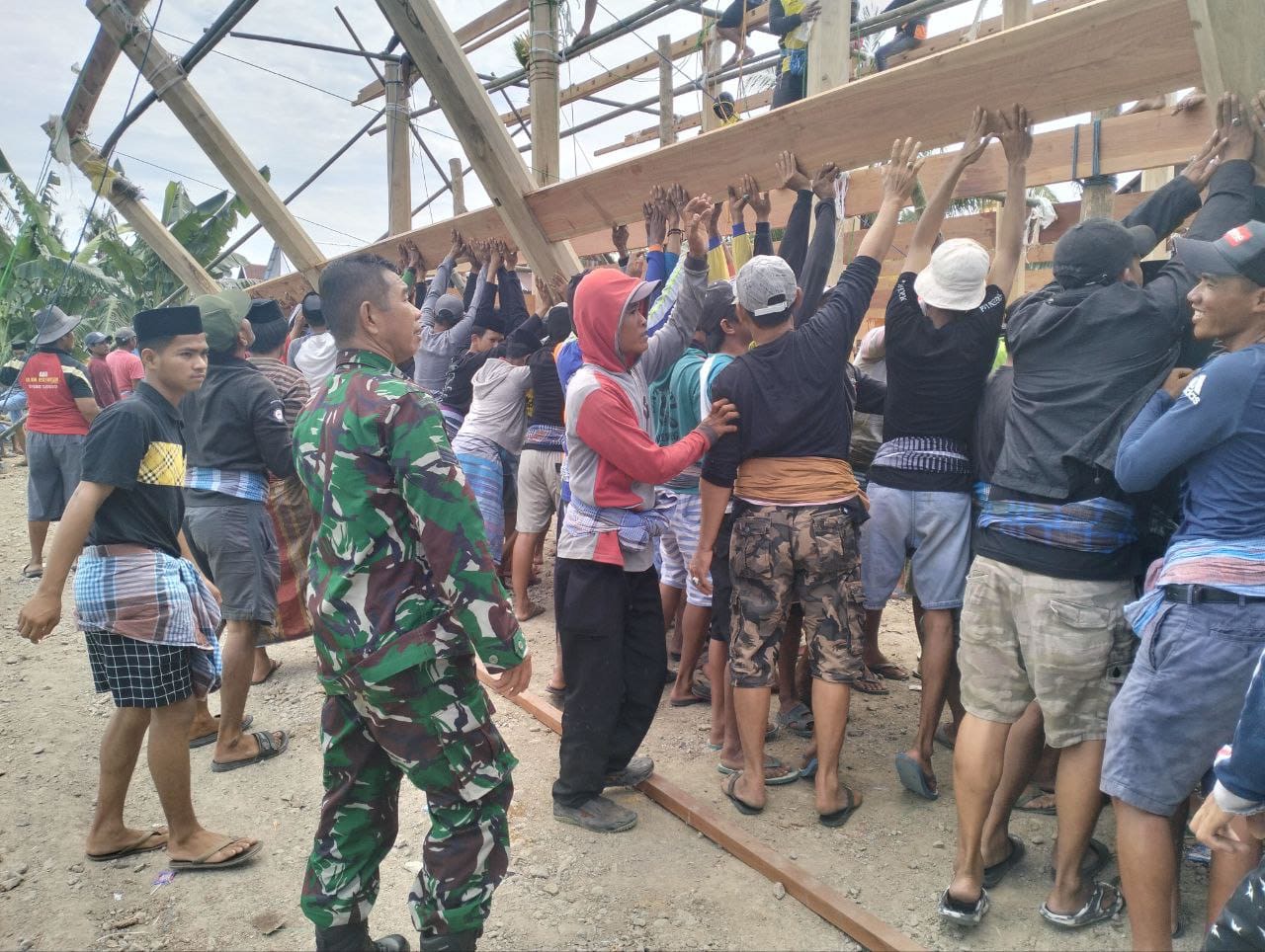 Babinsa Koramil 1420-03/Marittengae Gotong Royong Bersama Masyarakat Mendirikan Rumah Warga
