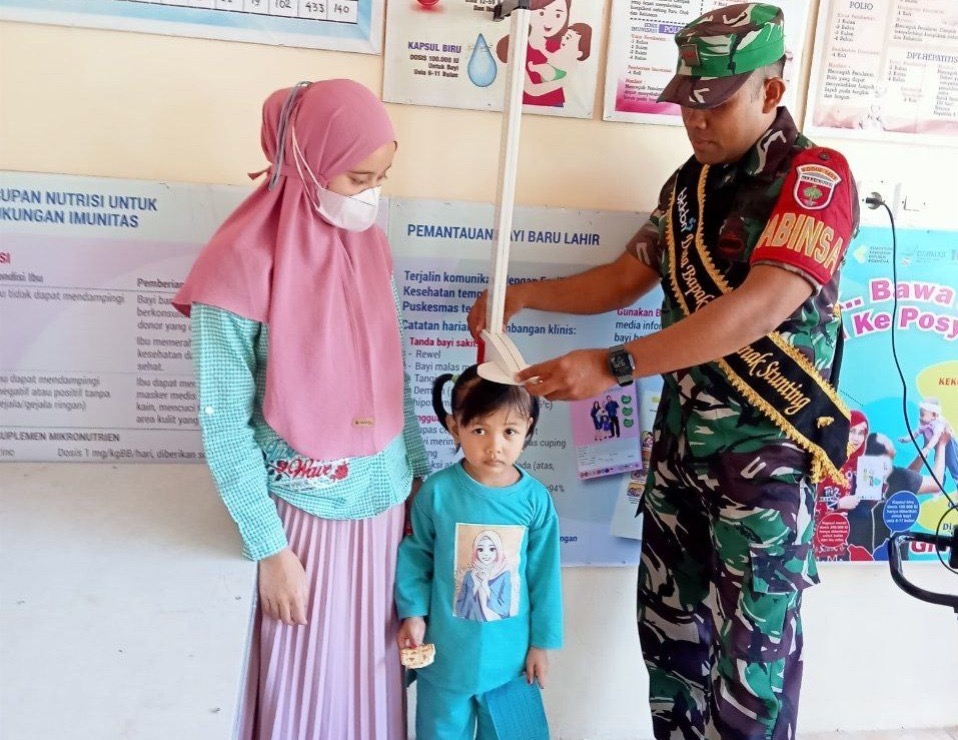 Peduli Kesehatan Balita Dan Warga Binaan, Babinsa Kodim 1407/Bone Dampingi Pelayanan Posyandu