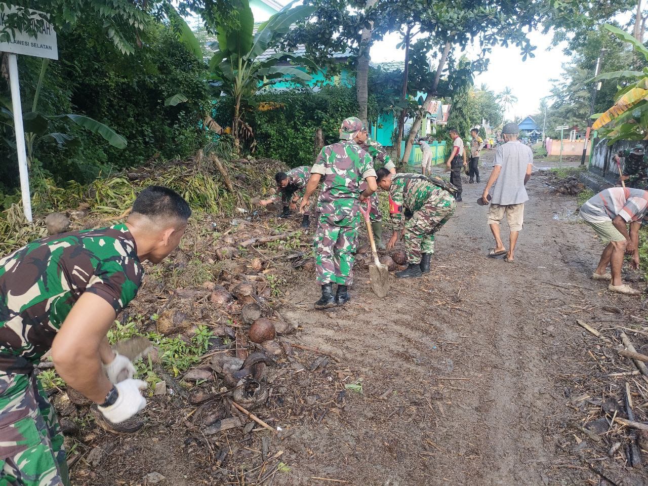 Semangat Bersih Lingkungan, Personil Koramil 1415-04/Bontomatene Laksanakan Karya Bakti Pembersihan Selokan