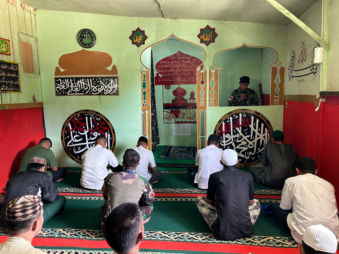 Prajurit Satgas Yonif 721/Mks Pos Pirime Berikan Pelayanan Terbaik Dengan Menjadi Khotib Jum'at Di Papua