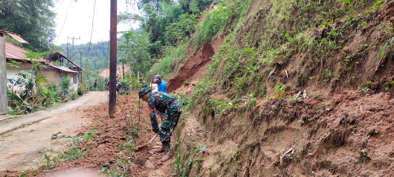 Pembersihan Parit Yang Terdampak Longsor, Babinsa Koramil Mambi Gotong Royong Bersama Warga