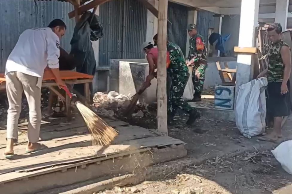 Aksi Bersih-Bersih, Personil Koramil Binamu Bersama Elemen Masyarakat Gotong Royong Bersihkan Area Pasar