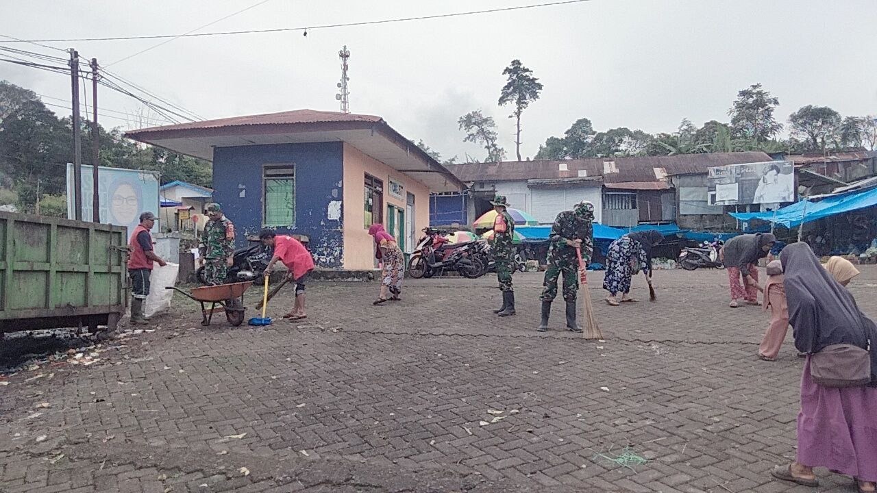 Ciptakan Lingkungan Bersih dan Sehat , Koramil 04 Tinggimoncong Laksanakan Karya Bakti Pembersihan Pasar