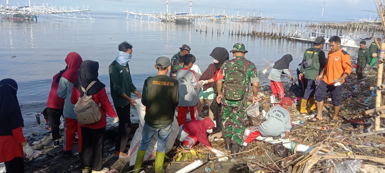 Anggota TNI dan Masyarakat Bersihkan Pantai Bahari Polewali Mandar