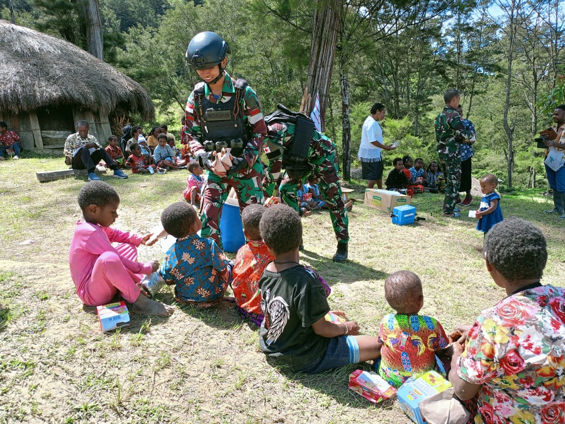 Prajurit Rusa Hitam 721/Mks Terus Berbagi Kebaikan Untuk Masyarakat Papua Pegunungan