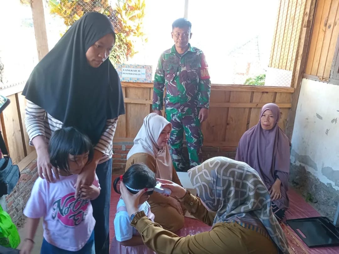 Kontrol Kesehatan Balita, Ibu Hamil Babinsa Bersama Bhabinkamtibmas Dampingi Kegiatan Posyandu Desa