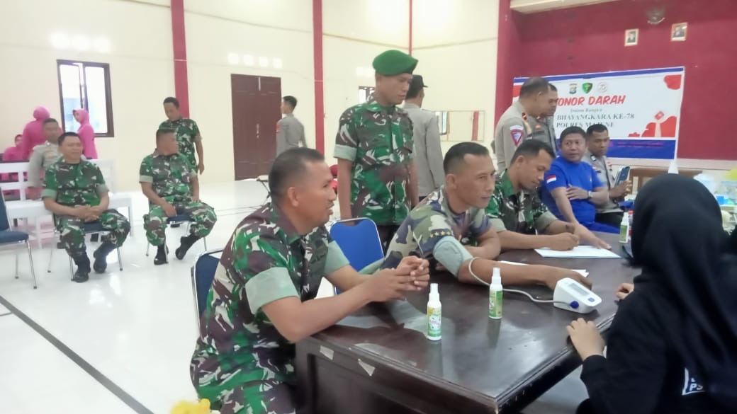 Sinergitas TNI-Polri, Personel Kodim 1401/Majene Ikut Donor Darah Dalam Perayaan HUT Bhayangkara Ke-78