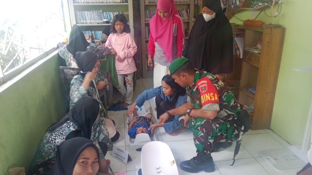 Babinsa Dampingi Petugas Posyandu Lakukan Penimbangan Balita Dan Pemeriksaan Kesehatan