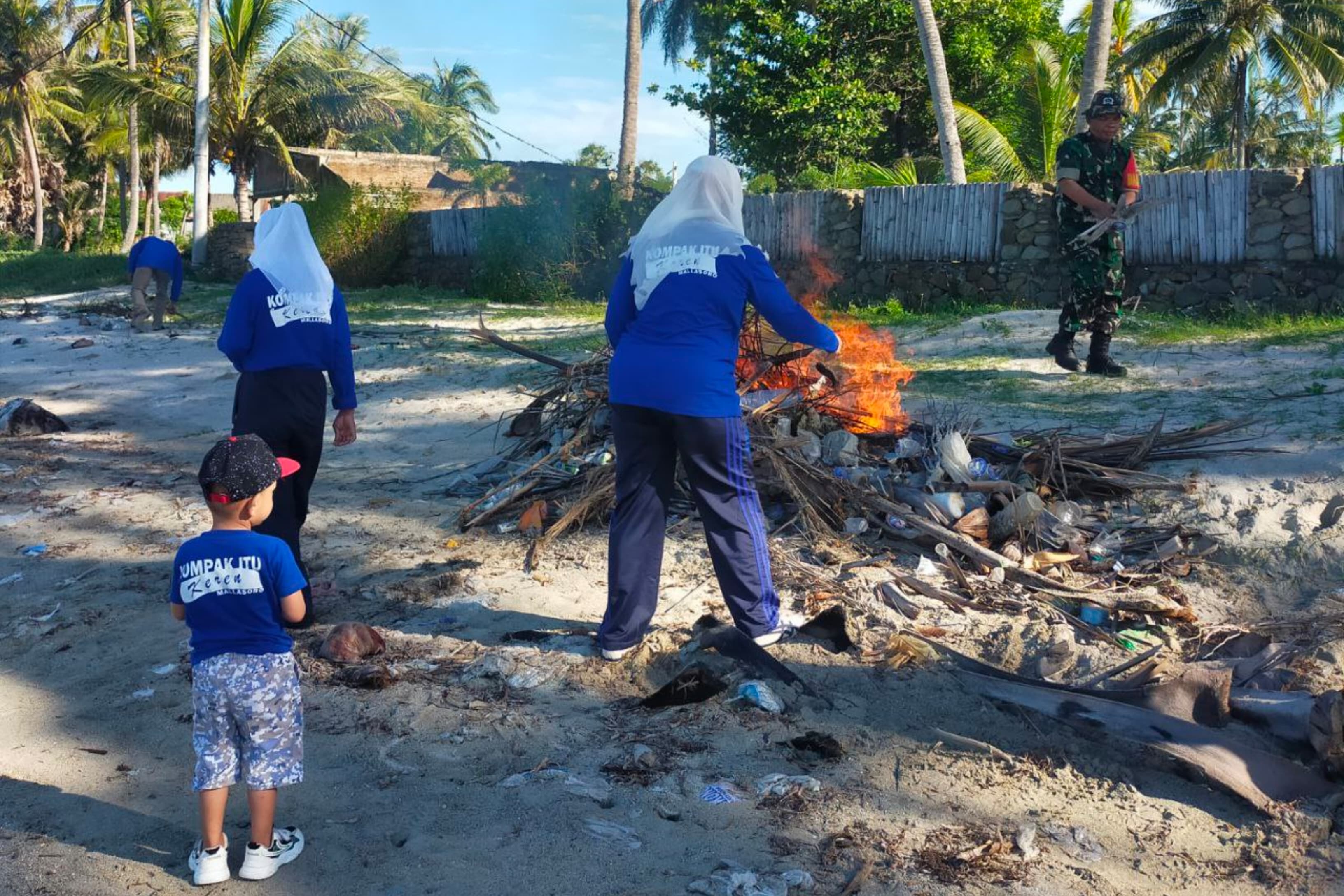 Anggota Koramil Bangkala Bersama Masyarakat Karya Bakti Pembersihan Pantai