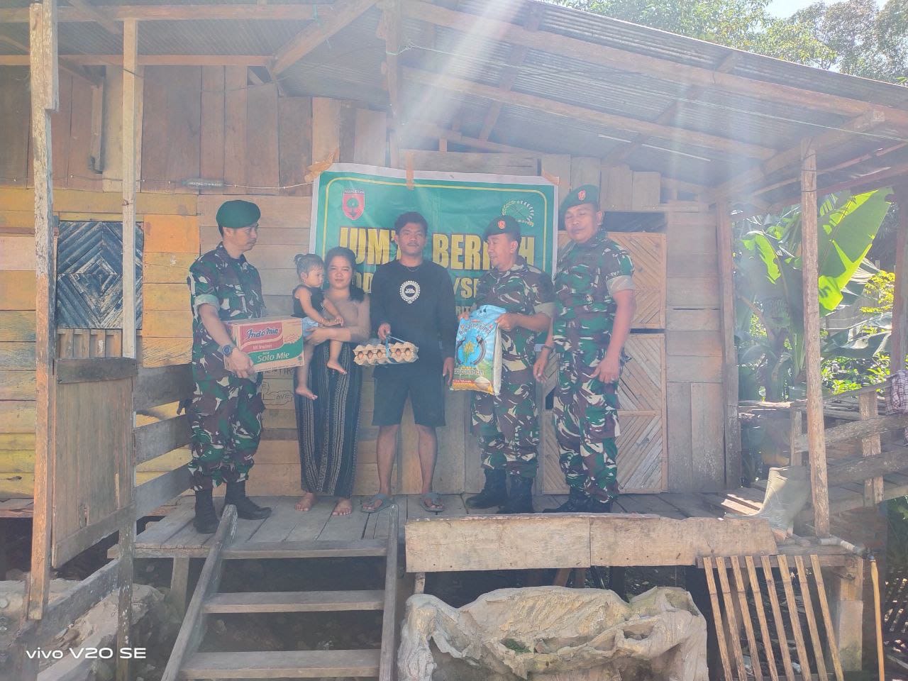 Babinsa Koramil 1420-06/Panca Rijang Jumat Berkah Bagikan Sembako Kerumah Warga Binaan