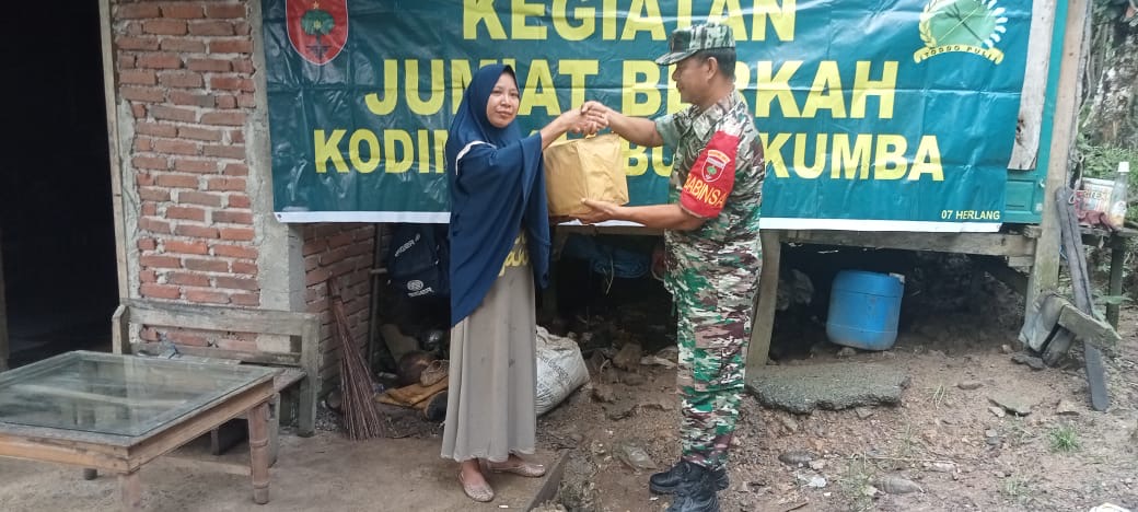 Giat Jumat Berkah Babinsa Bagikan Sembako Kepada Masyarakat Kurang Mampu