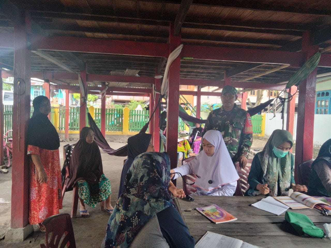 Dampingi Posyandu, Bukti Nyata Babinsa Peduli Kesehatan Warganya Terutama Lansia