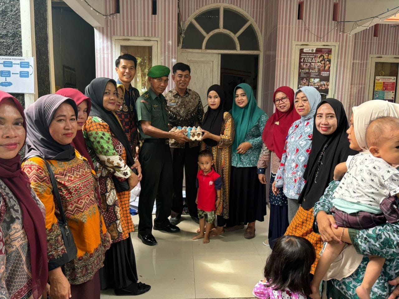 Tekan Stunting, Babinsa Aktif Laksanakan Pendampingan Kegiatan Posyandu Dan Pemberian Makanan Tambahan