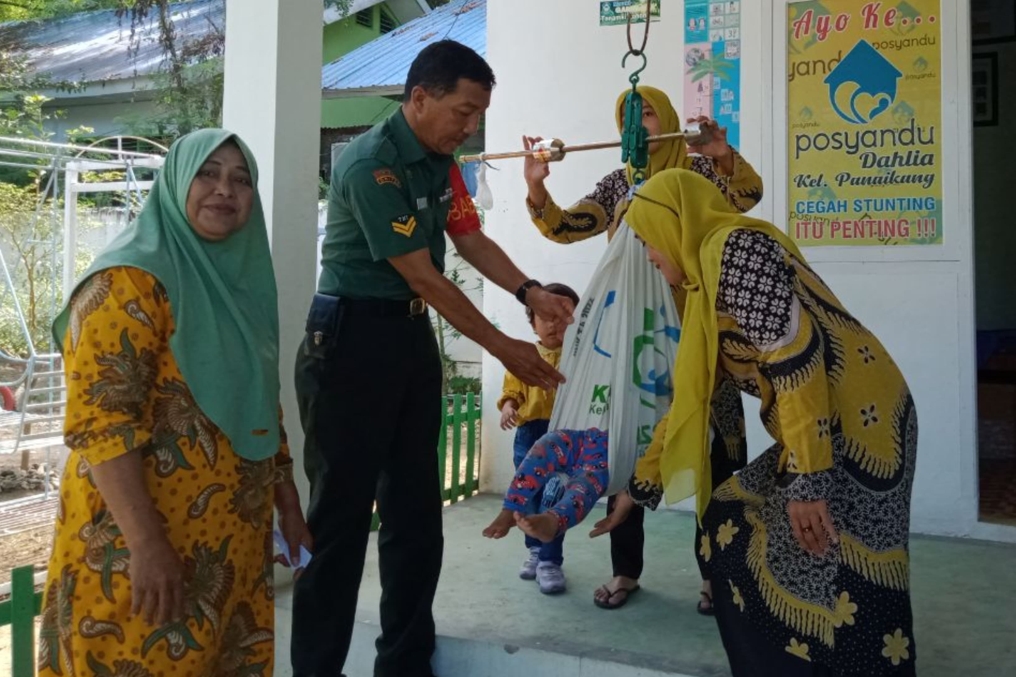 Aktif Dampingi Kegiatan Posyandu, Peran Babinsa Koramil Binamu Percepatan Penurunan Stunting