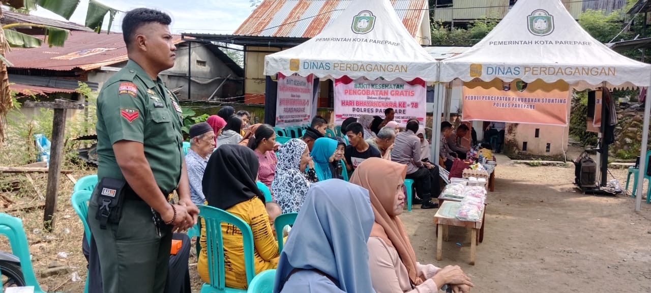 Sikap kepedulian memopong nenek saat Kegiatan Bedah Rumah dan Pengobatan Gratis dalam Rangka HUT Bhayangkara ke-78 Tahun 2024