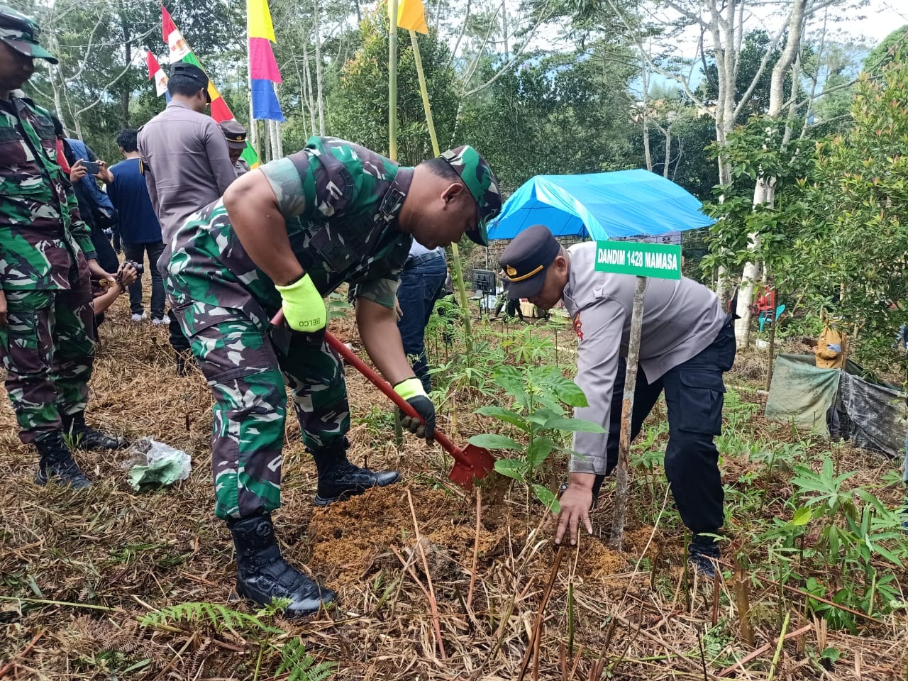 Menjaga lingkungan tetap sejuk, Dandim Mamasa ikut melaksanakan penanaman pohon
