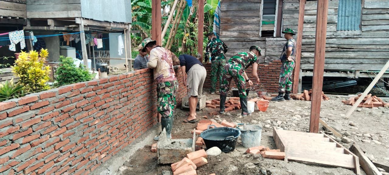 Hari Ke Lima Rehab RTLH, Kodim 1404/Pinrang Mulai Pasang Dinding Batu Bata