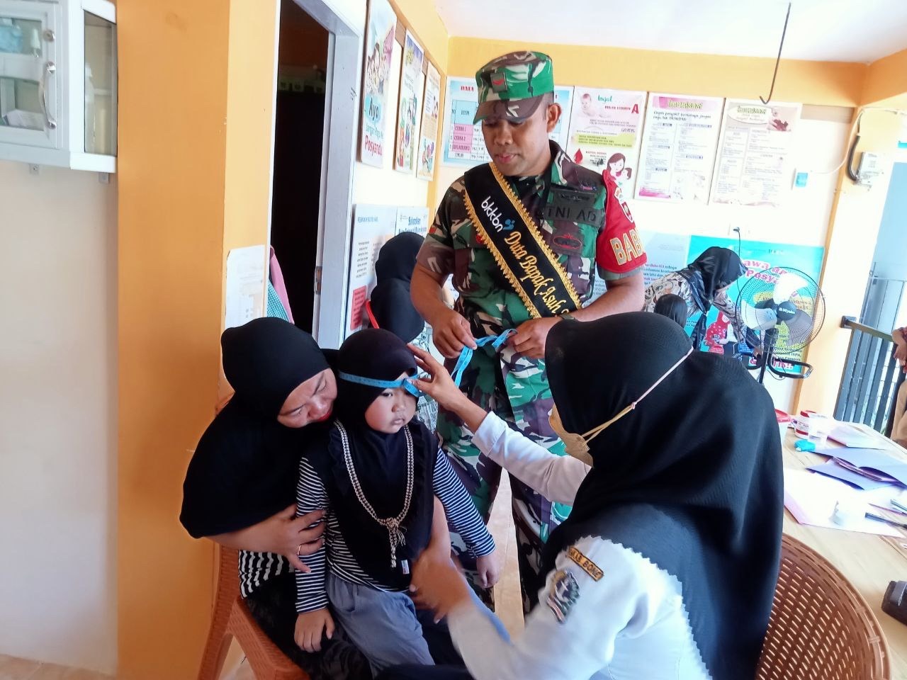 Fokus Cegah Stunting Dan Peduli Kesehatan Warga, Babinsa Kodim 1407/Bone Dampingi Pelaksaan Posyandu Di Wilayah Binaan